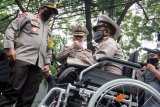 Kapolda Metro Jaya Irjen Pol Nana Sudjana (kiri) berbincang dengan Ahmad Junaedi (kanan) seorang sukarelawan pengatur lalu lintas (Superlas) penyandang disabilitas saat pemberiaan penghargaan di Jalan Ciledug Raya, Tangerang, Banten, Kamis (18/6/2020). Penghargaan diberikan karena Ahmad Junaedi dinilai mampu membantu masyarakat dalam mengatur lalu lintas di kawasan tersebut di tengah keterbatasan fisik yang dimilikinya. ANTARA FOTO/Muhammad Iqbal/aww.