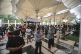 Ratusan umat Muslim melaksanakan Shalat Jumat di Masjid Agung Cimahi, Jawa Barat, Jumat (19/6/2020). Masjid Agung Kota Cimahi kembali menggelar Shalat Jumat dengan menerapkan protokol kesehatan dan jaga jarak fisik antar saf serta membatasi jumlah jamaah menjadi 30 persen dari kapasitas Masjid. ANTARA JABAR/Raisan Al Farisi/agr