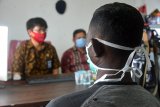 Dua Penyidik Pengawasan Sumber Daya Kelautan dan Perikanan (PSDKP) Pangkalan Lampulo, Aceh, memeriksa salah seorang dari delapan nelayan (tengah) terkait kasus dugaan pemboman ikan di Banda Aceh, Jumat (19/6/2020). PSDKP Aceh menangkap delapan nelayan bersama barang bukti, dua perahu motor, kompresor, ikan dan jaring terkait kasus dugaan penyalahgunaan bahan peledak (bom) untuk menangkap ikan di area terumbu karang wilayah kepulauan. Antara Aceh/Ampelsa.