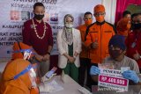 Menteri Sosial RI Juliari P. Batubara (kiri) bersama Anggota Komisi V DPR RI Nurhayati (kedua kiri) dan Dirut PT. Pos Indonesia Gilarsi Wahyu Setijono (ketiga kiri) meninjau langsung pembagian bantuan sosial di Kantor Desa Neglasari, Kabupaten Garut, Jawa Barat, Jumat (19/6/2020). Menteri Sosial meninjau langsung guna memastikan kesiapan dan kerja sama petugas dari PT Pos, BNI, dan pemerintah daerah dalam memfasilitasi penyaluran Bantuan Sosial Tunai, Bantuan Sosial Pangan Non Tunai bisa tepat sasaran bagi Keluarga Penerima Manfaat terdampak COVID-19 di Garut. ANTARA JABAR/Novrian Arbi/agr