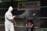 Petugas menyemprotkan cairan disinfektan di lingkungan Puskesmas Patihan Kota Madiun, Jawa Timur, Jumat (19/6/2020). Puskesmas tersebut menghentikan pelayanan selama dua minggu ke depan menyusul adanya seorang tenaga medis yang terkonfirmasi positif terpapar COVID-19, sehingga seluruh karyawannya menjalani karantina guna pencegahan penularan penyakit yang disebabkan virus corona. Antara Jatim/Siswowidodo/zk