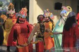 Sejumlah seniman tari dari kelompok Bleknong Pekandangan mengamen di jalan perkampungan Desa Pekandangan, Indramayu, Jawa Barat, Jumat (19/6/2020). Mereka mengaku terpaksa mengamen di jalanan karena sejak merebaknya wabah COVID-19 sudah tidak ada lagi pesanan untuk tampil di panggung pentas. ANTARA JABAR/Dedhez Anggara/agr