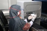 Penanggungjawab Laboratorium, Dokter Elita Devina, Sp.MK menunjukkan cara kerja mengoperasikan alat Polymerase Chain Reaction (PCR) di Ruang PCR Laboratorium Mikrobiologi RSUD Sidoarjo, Jawa Timur, Sabtu (20/6/2020). Pengoperasian alat PCR yang dapat memeriksa 1.000 sampel tersebut, diharapkan dapat lebih cepat mengetahui hasil pemeriksaan pasien yang diduga terinfeksi virus corona atau COVID-19 di Sidoarjo. Antara Jatim/Umarul Faruq/zk