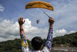 Seorang atlet paralayang menjalani sesi latihan akurasi pendaratan di Kampung Toga, Kabupaten Sumedang, Jawa Barat, Sabtu (20/6/2020). Atlet paralayang Pelatda Jawa Barat kembali menggelar sesi latihan untuk persiapan PON XX di Papua pada Oktober 2021 mendatang setelah sempat vakum selama tiga bulan akibat pandemi COVID-19. ANTARA JABAR/Raisan Al Farisi/agr