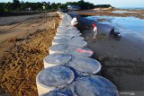 Pekerja menyelesaikan pembuatan tangkis laut di Pantai Wisata Jumiang, Pamekasan, Jawa Timur, Sabtu (20/6/2020). Proyek tangkis laut yang dilakukan secara bertahap sejak beberapa tahun lalu itu, guna menanggulangi abrasi dan banjir rob yang terus mengancam bibir pantai wisata tersebut. Antara Jatim/Saiful Bahri/zk