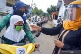 Wali murid dan siswa mengantri dengan mengendarai sepeda motor, menunggu giliran masuk halaman sekolah untuk mengikuti prosesi wisuda atau purnawiyata di TK Al Khodijah, Tiudan, Tulungagung, Jawa Timur, Sabtu (20/6/2020). Memasuki era kenormalan baru sekolah ini menerapkan protokol kesehatan ketat saat melaksanakan seremoni wisuda 60 siswa TK dan KB (kelompok belajar/pendidikan usia dini) setempat dengan tujuan untuk mencegah penularan virus COVID-19. Antara Jatim/Destyan Sujarwoko/zk