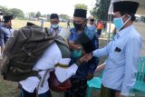Seorang santri mencium tangan orang tuanya sebelum memasuki Pondok Pesantren (ponpes) Lirboyo, Kota Kediri, Jawa Timur, Sabtu (20/6/2020). Sedikitnya 2.500 santri telah kembali ke ponpes terbesar se-Jawa Timur itu setelah libur panjang akibat pandemi COVID-19. Antara Jatim/Prasetia Fauzani/zk