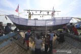 Sejumlah nelayan mengikuti prosesi larung sesaji ke tengah laut di Karangsong, Indramayu, Jawa Barat, Sabtu (20/6/2020). Tradisi larung sesaji dalam rangka nadran nelayan jaring tersebut tetap dilaksanakan di tengah pamdemi COVID-19. ANTARA JABAR/Dedhez Anggara/agr