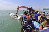 Sejumlah nelayan mengikuti prosesi larung sesaji ke tengah laut di Karangsong, Indramayu, Jawa Barat, Sabtu (20/6/2020). Tradisi larung sesaji dalam rangka nadran nelayan jaring tersebut tetap dilaksanakan di tengah pamdemi COVID-19. ANTARA JABAR/Dedhez Anggara/agr