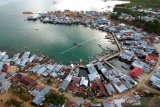 Foto udara perkampungan Suku Bajo di Tilamuta, Kabupaten Boalemo, Gorontalo, Jumat (19/6/2020). Perkampungan Suku Bajo yang dikenal sebagai penangkap ikan ulung dan sebagian besar tinggal di atas air tersebut dihuni oleh 465 kepala keluarga dengan total 1.602 jiwa dan telah dijadikan sebagai desa wisata. (ANTARA FOTO/Adiwinata Solihin)