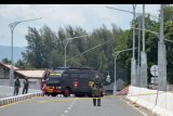 Satuan Gegana Brimob Polda Aceh menjinakan sebuah benda berbentuk bulat panjang berwarna kuning (kanan) diduga bom rakitan di jembatan Flyover, Simpang Surabaya, Banda Aceh, Aceh, Minggu (21/6/2020). Benda diduga bom rakitan yang ditemukan di jembatan flyover, salah satu jalur terpadat lalulintas di kota itu dimusnahkan dengan cara diledakan oleh Detasemen Gegana Satuan Brimob Polda Aceh. ANTARA FOTO/Ampelsa/nym