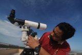 Staf pengajar menghitung koordinat untuk mengamati gerhana matahari di Observatorium Jokotole IAIN Madura, Pamekasan, Jawa Timur, Minggu (21/6/2020). Gerhana matahari sebagian yang dimulai sekitar pukul 13.00 WIB ini akan melintas di 31 provinsi di Indonesia. Antara Jatim/Saiful Bahri/zk.