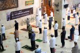 Umat islam melaksanakan shalat gerhana matahari dengan menerapkan protokol kesehatan di Masjid Raya Sabilal Muhtadin, Banjarmasin, Kalimantan Selatan, Minggu (21/6/2020). Shalat yang di lakukan bertepatan dengan fenomena gerhana matahari di Indonesia tersebut di manfaatkan bagi warga umat islam sebagai bentuk wujud syukur dan untuk mengingat kekuasaan Tuhan Yang Maha Esa akan fenomena tersebut. Foto Antaranews Kalsel/Bayu Pratama S.