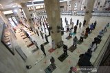 Umat islam melaksanakan shalat gerhana matahari dengan menerapkan protokol kesehatan di Masjid Raya Sabilal Muhtadin, Banjarmasin, Kalimantan Selatan, Minggu (21/6/2020). Shalat yang di lakukan bertepatan dengan fenomena gerhana matahari di Indonesia tersebut di manfaatkan bagi warga umat islam sebagai bentuk wujud syukur dan untuk mengingat kekuasaan Tuhan Yang Maha Esa akan fenomena tersebut. Foto Antaranews Kalsel/Bayu Pratama S.