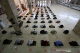 Umat islam melaksanakan shalat gerhana matahari dengan menerapkan protokol kesehatan di Masjid Raya Sabilal Muhtadin, Banjarmasin, Kalimantan Selatan, Minggu (21/6/2020). Shalat yang di lakukan bertepatan dengan fenomena gerhana matahari di Indonesia tersebut di manfaatkan bagi warga umat islam sebagai bentuk wujud syukur dan untuk mengingat kekuasaan Tuhan Yang Maha Esa akan fenomena tersebut. Foto Antaranews Kalsel/Bayu Pratama S.