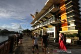 Sejumlah warga beraktivitas di kawasan wisata Menara Pandang Siring Sungai Martapura Banjarmasin, Kalimantan Selatan, Minggu (21/6/2020). Meski Pemerintah Kota Banjarmasin belum membuka wisata Menara Pandang namun warga mulai ramai memadati kawasan salah satu landmark di Kalimantan Selatan itu. Foto Antaranews Kalsel/Bayu Pratama S.