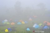 Sejumlah wisatawan berkemah di objek wisata alam kaki Gunung Galunggung, di Desa Sukaratu, Kabupaten Tasikmalaya, Jawa Barat, Minggu (21/6/2020). Selain menyediakan pesona alam dan pemandangan perkotaan, kawasan objek wisata baru yang dikelola oleh warga sekitar itu menawarkan lokasi wisata olahraga ekstrem yaitu trek bersepeda gunung (MTB) kategori downhill serta area camping ground. ANTARA JABAR/Adeng Bustomi/agr