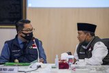 Gubernur Jawa Barat Ridwan Kamil (kiri) berbincang dengan Wakil Gubernur Jawa Barat Uu Ruzhanul Ulum (kanan) di sela-sela rapat Gugus Tugas Percepatan Penanggulangan COVID-19 di Makodam III Siliwangi, Bandung, Jawa Barat, Senin (22/6/2020). Rapat tersebut membahas evaluasi dan perkembangan penanganan dalam memutus rantai penularan COVID-19 di Jawa Barat. ANTARA JABAR/M Agung Rajasa/agr