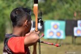 Atlet panahan pelajar melakukan latihan di lapangan panahan Persatuan Panahan Seluruh Indonesia (Perpani) Kota Madiun, Jawa Timur, Selasa (23/6/2020). Meskipun dalam masa pandemi COVID-19 Perpani Kota Madiun tetap menggelar latihan guna persiapan menghadapi Pekan Olahraga Pelajar Daerah (Popda) Jawa Timur yang akan digelar di Sidoarjo pada November mendatang. Antara Jatim/Siswowidodo/zk