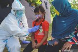 Dokter memeriksa detak jantung pasien anak yang berstatus OTG (Orang Tanpa Gejala) SARS-Cov-2 di halaman samping mess karantina COVID-19 di Rusunawa IAIN Tulungagung, Tulungagung, Jawa Timur, Senin (22/6/2020). Sebanyak 22 orang (18 orang pasien anak dan empat orang pasien dewasa) dari total 104 penghuni karantina COVID-19 di Rusunawa IAIN Tulungagung menjalani pemeriksaan kesehatan rutin dan psikoterapi untuk memastikan mereka nyaman dan terpenuhi kebutuhan dasar kesehatannya selama menjalani karantina, dan tidak depresi. Antara Jatim/Destyan Sujarwoko/zk.