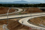 Kendaraan pekerja melintasi jalan tol Banda Aceh-Sigli di kawasan Blang Bintang, Aceh Besar, Aceh, Selasa  (23/6/2020). Antara Aceh/Irwannsyah Putra