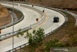 Kendaraan pekerja melintasi jalan tol Banda Aceh-Sigli di kawasan Blang Bintang, Aceh Besar, Aceh, Selasa  (23/6/2020). Antara Aceh/Irwannsyah Putra