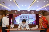 Direktur Utama Perum LKBN Antara Meidyatama Suryodiningrat (kiri), pejabat lama Sutrimo (kanan) menyaksikan Ketua Dewan Pengawas Perum LKBN Antara yang baru Widodo Muktiyo (tengah) saat Serah Terima Jabatan Dewan Pengawas LKBN Antara di Auditorium Adhiyana, Wisma Antara, Jakarta, Selasa (23/6/2020). Dalam sertijab tersebut, Widodo Muktiyo resmi menjabat sebagai Ketua Dewan Pengawas Perum LKBN Antara, Widiarsi Agustina sebagai anggota Dewan Pengawas, Mayong Suryo Laksono dan Monang Sinaga sebagai anggota Dewan Pengawas Independen untuk menggantikan Sutrimo, Santoso dan Deddy Hermawan yang berakhir masa tugasnya. ANTARA FOTO/M Risyal Hidayat/nym.