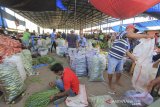 Warga beraktivitas di pasar sayur Jatibarang, Indramayu, Jawa Barat, Rabu (24/6/2020). Sejumlah pedagang dan pengunjung pasar itu masih banyak yang mengabaikan protokol kesehatan pencegahan penyebaran virus pandemi COVID-19. ANTARA JABAR/Dedhez Anggara/agr