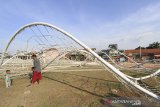 Warga berada di alun alun Jatibarang, Indramayu, Jawa Barat, Rabu (24/6/2020). Pemprov Jabar terus berupaya meningkatkan fasilitas ruang terbuka untuk masyarakat salah satunya merubah bekas pasar Jatibarang menjadi ruang publik untuk tempat wisata, bersosialisasi, rekreasi dan olahraga. ANTARA JABAR/Dedhez Anggara/agr