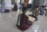 Sejumlah pemuda-pemudi atau santri kalong mengikuti Program Satu Desa Satu Hafidz (Sadesha) di Masjid DKM Baiturrahim, Desa Rajadatu, Kecamatan Cineam, Kabupaten Tasikmalaya, Jawa Barat, Rabu (24/6/2020). Pemerintah Provinsi Jabar terus berupaya mencapai terwujudnya satu hafiz dari total 5.312 desa yang ada, dengan target di Jabar memiliki minimal satu penghafal Alquran pada 2023. ANTARA JABAR/Adeng Bustomi/agr