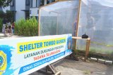 Pembesuk memanfaatkan Shelter Tombo Kangen untuk bertemu dan berkomunikasi dekat dengan penghuni asrama karantina COVID-19 di Rusunawa IAIN Tulungagung, Tulungagung, Jawa Timur, Rabu (24/6/2020). Shelter Tombo Kangen berbentuk bilik sederhana dengan dinding pemisah transparan itu khusus disediakan untuk pebezuk yang ingin bertemu dan berkomunikasi dekat dengan kerabat/koleganya yang menjadi penghuni asrama COVID-19, tanpa khawatir tertular virus. Antara Jatim/Destyan Sujarwoko/zk