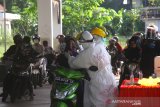 Petugas kesehatan mengambil sampel lendir warga saat tes usap (swab test) drive-thru di Jalan Jendral Sudirman Banjarmasin, Kalimantan Selatan, Rabu (24/6/2020). Dalam rangka HUT Bhayangkara, Polda Kalsel bersama Dinas Kesehatan Kota Banjarmasin menggelar swab test drive-thru dengan target 500 peserta guna memutus rantai penularan COVID-19 di Kalimantan Selatan. Foto Antaranews Kalsel/Bayu Pratama S.