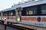 Petugas bersiap mengikuti perjalanan rangkaian lokomotif dan kereta penumpang pesanan Commuter Philippines National Railways Filipina produksi PT Inka saat uji dinamik di Stasiun Kereta Api (KA) Madiun, Jawa Timur, Rabu (24/6/2020). Uji dinamik rangkaian terdiri satu unit lokomotif diesel hydraulic dan lima kereta penumpang akan dilakukan sejauh 1.000 kilometer bertujuan untuk ispeksi fungsi pengereman dan alat perangkai mekanik maupun alat perangkai elektronik. Antara Jatim/Siswowidodo/zk