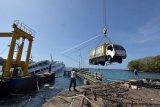 Pekerja menggunakan alat berat untuk mengangkat kendaraan dari dalam KMP Dharma Rucitra III yang tenggelam di Pelabuhan Padangbai, Karangasem, Bali, Rabu (24/6/2020). Sebanyak 32 muatan berupa truk, mobil dan sepeda motor dievakuasi secara bertahap dari kapal yang mengalami musibah kebocoran pada Jumat (12/6). ANTARA FOTO/Nyoman Hendra Wibowo/nym.