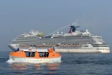 Sebuah 'Tender Boat' membawa barang bawaan dari Warga Negara Indonesia (WNI) yang menjadi Anak Buah Kapal (ABK) Kapal Pesiar MV Carnival Conquest setibanya di Perairan Teluk Jakarta, Rabu (24/6/2020). Sebanyak 275 orang WNI terdiri dari 119 orang ABK kapal pesiar MV Carnival Dream dan 156 orang ABK kapal pesiar MV Carnival Conquest tersebut akan menjalani serangkaian tes kesehatan sesuai protokol pencegahan COVID-19 seperti swab test (PCR) sebelum menjalani isolasi mandiri di hotel. ANTARA FOTO/M Risyal Hidayat/nym.