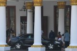 Presiden Joko Widodo berada di dalam mobil kepresidenan tiba di Gedung Negara Grahadi, Surabaya, Jawa Timur, Kamis (25/6/2020). Kunjungan kerja tersebut dalam rangka meninjau posko penanganan dan penanggulangan pandemi COVID-19 di Jawa Timur. Antara Jatim/Zabur Karuru