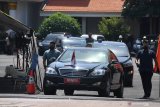 Presiden Joko Widodo berada di dalam mobil kepresidenan meninggalkan Gedung Negara Grahadi, Surabaya, Jawa Timur, Kamis (25/6/2020). Kunjungan kerja tersebut dalam rangka meninjau posko penanganan dan penanggulangan pandemi COVID-19 di Jawa Timur. Antara Jatim/Zabur Karuru