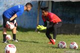 Penjaga gawang tim Arema FC, Kartika Aji (kanan) mengikuti latihan di lapangan Satsui Tubun, Malang, Jawa Timur, Kamis (25/6/2020). Latihan yang dilakukan di masa transisi normal baru tersebut hanya diikuti para pesepak bola yang berposisi sebagai penjaga gawang sementara pemain lainnya mengikuti latihan secara daring dari rumah. Antara Jatim/Ari Bowo Sucipto/zk.