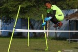 Penjaga gawang tim Arema FC, Andreas Fransisco mengikuti latihan di lapangan Satsui Tubun, Malang, Jawa Timur, Kamis (25/6/2020). Latihan yang dilakukan di masa transisi normal baru tersebut hanya diikuti para pesepak bola yang berposisi sebagai penjaga gawang sementara pemain lainnya mengikuti latihan secara daring dari rumah. Antara Jatim/Ari Bowo Sucipto/zk.