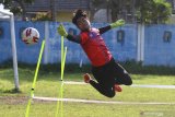 Penjaga gawang tim Arema FC, Kartika Aji berusaha menepis bola saat mengikuti latihan di lapangan Satsui Tubun, Malang, Jawa Timur, Kamis (25/6/2020). Latihan yang dilakukan di masa transisi normal baru tersebut hanya diikuti para pesepak bola yang berposisi sebagai penjaga gawang sementara pemain lainnya mengikuti latihan secara daring dari rumah. Antara Jatim/Ari Bowo Sucipto/zk.