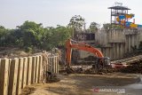 Petugas mengoperasikan alat berat saat membongkar dinding turap (sheet pile) yang terpasang di tengah bantaran sungai Cibeet di Desa Cipayung, Cikarang Timur, Kabuaten Bekasi, Jawa Barat, Kamis (25/6/2020). Kementerian Agraria dan Tata Ruang / Badan Pertanahan Nasional (ATR/BPN) membongkar dinding turap di tengah sungai Cibeet yang dipasang oleh oknum pengelola objek wisata yang tidak memiliki izin pemanfaatan ruang yang berpotensi merusak sempadan dan kualitas air sungai. ANTARA JABAR/M Ibnu Chazar/agr
