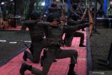 Regu pandu tempur (Rupanpur) Brigif 2 Marinir melakukan aksi panah reaksi seusai peresmian Lapangan Jungle Archery di Brigif 2 Marinir Gedangan, Sidoarjo, Jawa Timur, Kamis (25/6/2020). Keberadaan lapangan olahraga panahan tersebut sebagai sarana latihan atlet panahan yang bertujuan untuk menunjang salah satu sisi pembinaan personel dan memunculkan bibit atlet panahan dari keluarga besar Pasmar 2. Antara jatim/Umarul Faruq/zk