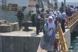 Sejumlah santri turun dari KMP Dharma Bahari Sumekar 1 di Pelabuhan Jangkar, Situbondo, Jawa Timur, Rabu (24/6/2020).  Sebanyak 250 santri penumpang kapal dari Pulau Kangean, Sumenep itu mulai kembali ke pesantren di Situbondo untuk beraktivitas di masa normal baru. Antara Jatim/Seno/zk