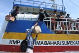 Santri menurunkan barang dari KMP Dharma Bahari Sumekar 1 di Pelabuhan Jangkar, Situbondo, Jawa Timur, Rabu (24/6/2020). Sebanyak 250 santri penumpang kapal dari Pulau Kangean, Sumenep itu mulai kembali ke pesantren di Situbondo untuk beraktivitas di masa normal baru. Antara Jatim/Seno/zk