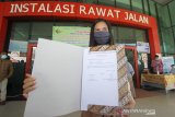 Tingkat Kesembuhan Pasien COVID-19 Di Kalsel Meningkat. Seorang pasien positif yang telah sembuh dari COVID-19 menunjukkan surat keterangan pemeriksaan COVID-19 di RSUD Anshari Shaleh Banjarmasin, Kalimantan Selatan, Kamis (25/6/2020). Pemerintah Provinsi Kalimantan Selatan melepas kepulangan 45 pasien positif COVID-19 yang telah dinyatakan sembuh setelah menjalani perawatan. Berdasarkan data Gugus Tugas Percepatan Penanganan COVID-19 sampai tanggal 24 Juni 2020 tingkat kesembuhan di kalsel mencapai 16,5 persen atau 457 orang dari kasus terkonfirmasi positif sebanyak 2.775 orang.Foto Antaranews Kalsel/Bayu Pratama S.