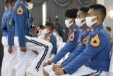 Sejumlah Taruna Akademi Angkatan Laut (AAL) mengikuti Penutupan Pendidikan dan Wisuda Sarjana Taruna Akademi Angkatan Laut (AAL) Angkatan ke-65 Tahun 2020 di Gedung Maspardi AAL, Bumimoro, Surabaya, Jawa Timur, Kamis (25/6/2020). Akademi Angkatan Laut (AAL) mewisuda 97 Taruna AAL Angkatan ke-65, yang terdiri dari 39 orang Korps Pelaut, 14 orang Korps Teknik, 15 orang Korps Elektronika, 9 orang Korps Suplai dan 20 orang Korps Marinir dengan gelar Sarjana Terapan Pertahanan. Antara Jatim/Didik/Zk