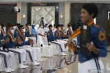 Sejumlah Taruna Akademi Angkatan Laut (AAL) mengikuti Penutupan Pendidikan dan Wisuda Sarjana Taruna Akademi Angkatan Laut (AAL) Angkatan ke-65 Tahun 2020 di Gedung Maspardi AAL, Bumimoro, Surabaya, Jawa Timur, Kamis (25/6/2020). Akademi Angkatan Laut (AAL) mewisuda 97 Taruna AAL Angkatan ke-65, yang terdiri dari 39 orang Korps Pelaut, 14 orang Korps Teknik, 15 orang Korps Elektronika, 9 orang Korps Suplai dan 20 orang Korps Marinir dengan gelar Sarjana Terapan Pertahanan. Antara Jatim/Didik/Zk