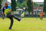 Sosok - Brigjen TNI M Zulkifli mengolah bola di kampung halaman Jambi