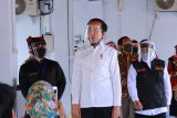 Presiden Joko Widodo (tengah) didampingi Gubernur Jawa Timur Khofifah Indar Parawansa (kanan) dan Bupati Banyuwangi Abdullah Azwar Anas (kiri) meninjau layanan kependudukan di Pasar Pelayanan Publik Rogojampi, Banyuwangi, Jawa Timur, Kamis (25/6/2020). Kunjungan kerja kepresidenan di masa adaptasi kebiasaan baru itu untuk meninjau kesiapan pelayanan publik dan sektor pariwisata. ANTARA FOTO/Budi Candra Setya/nym.