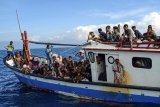 Pengungsi etnis Rohingya berada di atas kapal KM Nelayan 2017.811 milik nelayan Indonesia di pesisir Pantai Seunuddon. Kecamatan Seunuddon, Aceh Utara, Aceh, Rabu (24/6/2020). Sebanyak 94 orang pengungsi etnis Rohingya, terdiri dari 15 orang laki-laki, 49 orang perempuan dan 30 orang anak-anak ditemukan terdampar sekitar 4 mil dari pesisir Pantai Seunuddon. ANTARA FOTO/Rahmad/Lmo/foc.